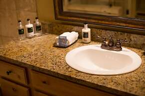 Valley Views with Loaded Bedrooms by RedAwning - Save 20% on 7+ Nights