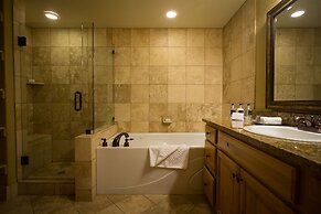 Valley Views with Loaded Bedrooms by RedAwning - Save 20% on 7+ Nights