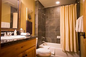 Valley Views with Loaded Bedrooms by RedAwning - Save 20% on 7+ Nights