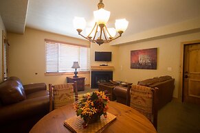 Valley Views with Loaded Bedrooms by RedAwning - Save 20% on 7+ Nights