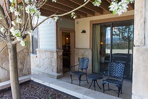 Valley Views with Loaded Bedrooms by RedAwning - Save 20% on 7+ Nights