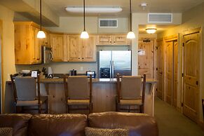 Valley Views with Loaded Bedrooms by RedAwning - Save 20% on 7+ Nights