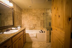 Silverado Lodge with Easy Pool Access by RedAwning - Save 20% on 7+ Ni