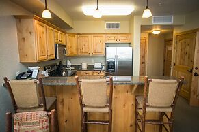 Silverado Lodge with Easy Pool Access by RedAwning - Save 20% on 7+ Ni