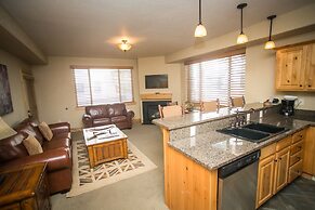 Silverado Lodge with Easy Pool Access by RedAwning - Save 20% on 7+ Ni