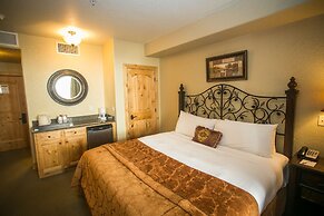 Silverado Lodge with Easy Pool Access by RedAwning - Save 20% on 7+ Ni