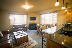 Silverado Lodge with Easy Pool Access by RedAwning - Save 20% on 7+ Ni