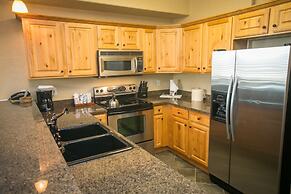 Silverado Lodge with Easy Pool Access by RedAwning - Save 20% on 7+ Ni