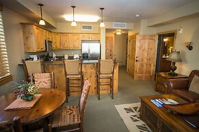 Silverado Lodge with Easy Pool Access by RedAwning - Save 20% on 7+ Ni