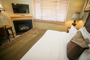 Silverado Lodge with Fireplaces and Pool Views by RedAwning - Save 20%