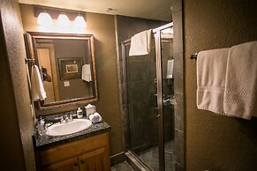 Silverado Lodge with Fireplaces and Pool Views by RedAwning - Save 20%