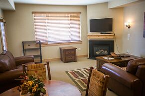 Silverado Lodge with Fireplaces and Pool Views by RedAwning - Save 20%