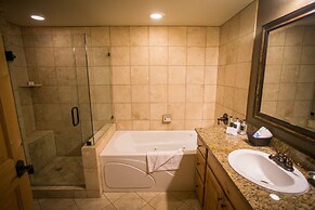 Silverado Lodge with Fireplaces and Pool Views by RedAwning - Save 20%