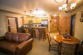 Silverado Lodge with Fireplaces and Pool Views by RedAwning - Save 20%
