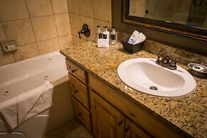 Silverado Lodge with Fireplaces and Pool Views by RedAwning - Save 20%