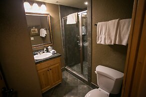 Silverado Lodge with Fireplaces and Pool Views by RedAwning - Save 20%