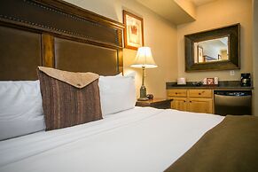 Silverado Lodge with Fireplaces and Pool Views by RedAwning - Save 20%