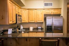 Silverado Lodge with Fireplaces and Pool Views by RedAwning - Save 20%