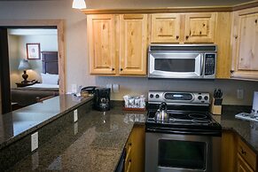 Silverado Lodge with Fireplaces and Pool Views by RedAwning - Save 20%