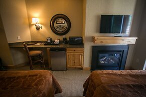 Silverado Lodge with Fireplaces and Pool Views by RedAwning - Save 20%