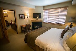 Silverado Lodge with Fireplaces and Pool Views by RedAwning - Save 20%