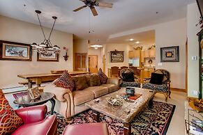 Luxury 3br Ski In-out /firepit, Pool, Sauna 3 Bedroom Condo by RedAwni