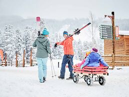 Luxury 3br Ski In-out /firepit, Pool, Sauna 3 Bedroom Condo by RedAwni