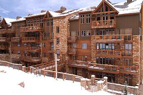 Luxury 3br Ski In-out /firepit, Pool, Sauna 3 Bedroom Condo by RedAwni