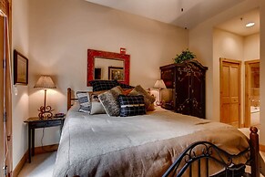 Luxury 3br Ski In-out /firepit, Pool, Sauna 3 Bedroom Condo by RedAwni