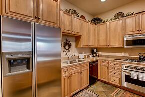 Luxury 3br Ski In-out /firepit, Pool, Sauna 3 Bedroom Condo by RedAwni