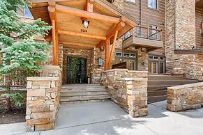 Luxury 3br Ski In-out /firepit, Pool, Sauna 3 Bedroom Condo by RedAwni