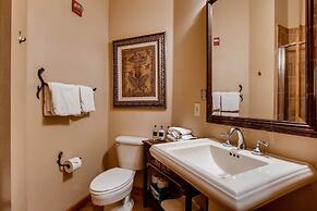 Luxury 3br Ski In-out /firepit, Pool, Sauna 3 Bedroom Condo by RedAwni
