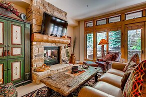 Luxury 3br Ski In-out /firepit, Pool, Sauna 3 Bedroom Condo by RedAwni