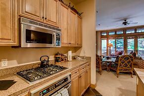 Luxury 3br Ski In-out /firepit, Pool, Sauna 3 Bedroom Condo by RedAwni