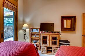 Luxury 3br Ski In-out /firepit, Pool, Sauna 3 Bedroom Condo by RedAwni