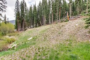 Luxury 3br Ski In-out /firepit, Pool, Sauna 3 Bedroom Condo by RedAwni