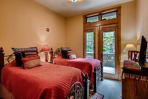 Luxury 3br Ski In-out /firepit, Pool, Sauna 3 Bedroom Condo by RedAwni