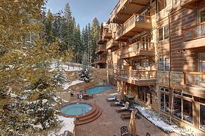 Luxury 3br Ski In-out /firepit, Pool, Sauna 3 Bedroom Condo by RedAwni