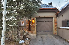 Slopeside Living - 3br 4ba At Pines Lodge 3 Bedroom Condo by RedAwning