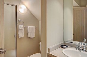 Slopeside Living - 3br 4ba At Pines Lodge 3 Bedroom Condo by RedAwning