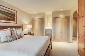 Slopeside Living - 3br 4ba At Pines Lodge 3 Bedroom Condo by RedAwning