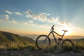 Amazing Mountain Views and Full Kitchen by RedAwning - Save 20% on 7+ 