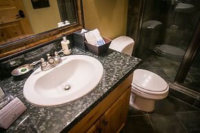 Amazing Mountain Views and Full Kitchen by RedAwning - Save 20% on 7+ 