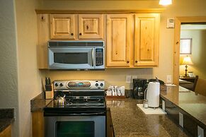 Amazing Mountain Views and Full Kitchen by RedAwning - Save 20% on 7+ 