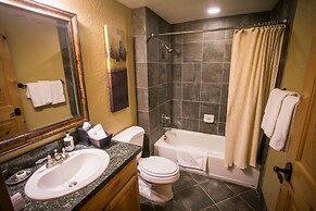 Shared Balcony Stunning Views & Steps from Slopes by RedAwning - Save 