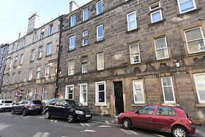 First - Meadowbank House Apartment