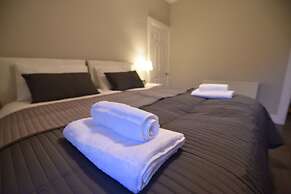 First - Meadowbank House Apartment