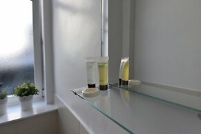 First - Meadowbank House Apartment