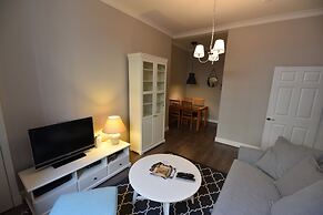 First - Meadowbank House Apartment