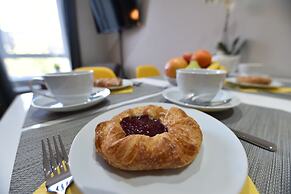 First - Meadowbank House Apartment
